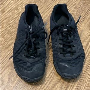 Nike Black tennis shoes
